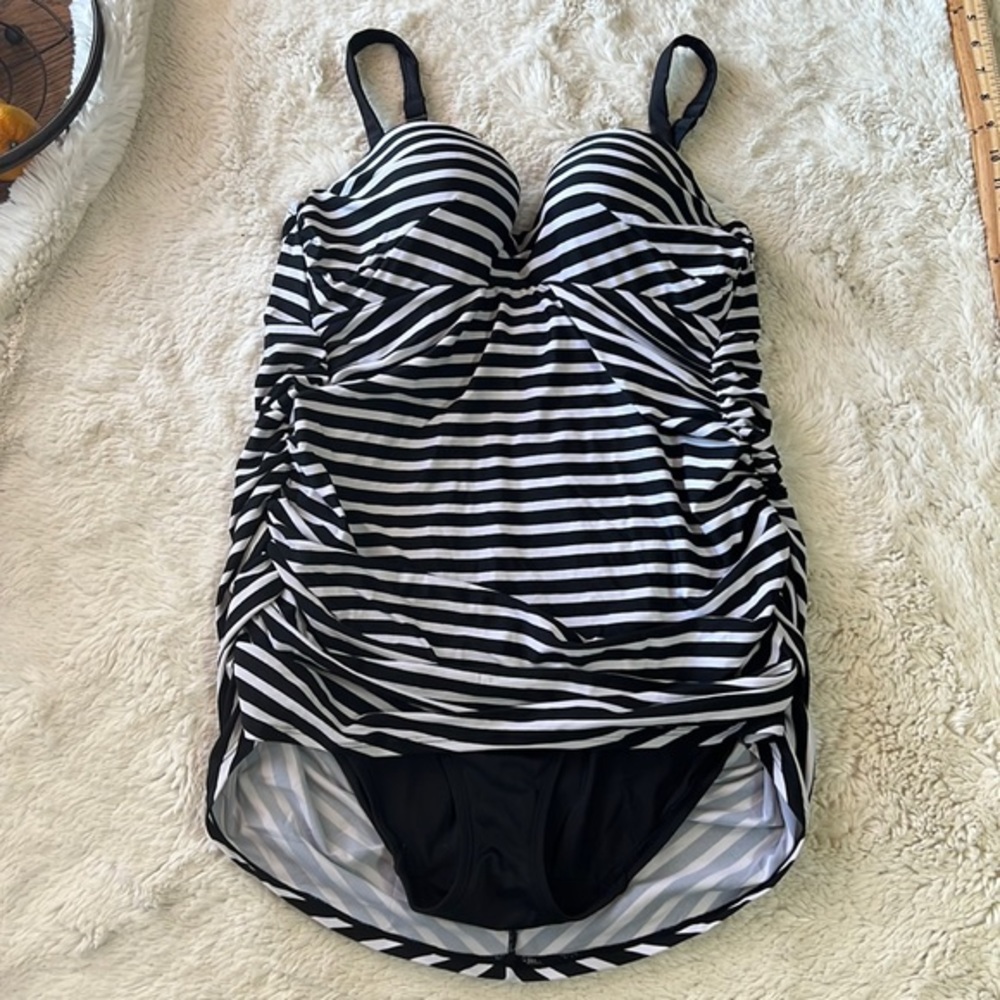 LANE BRYANT ONE PIECE SWIMSUIT IN BLACK AND WHITE STRIPES SIZE 16.